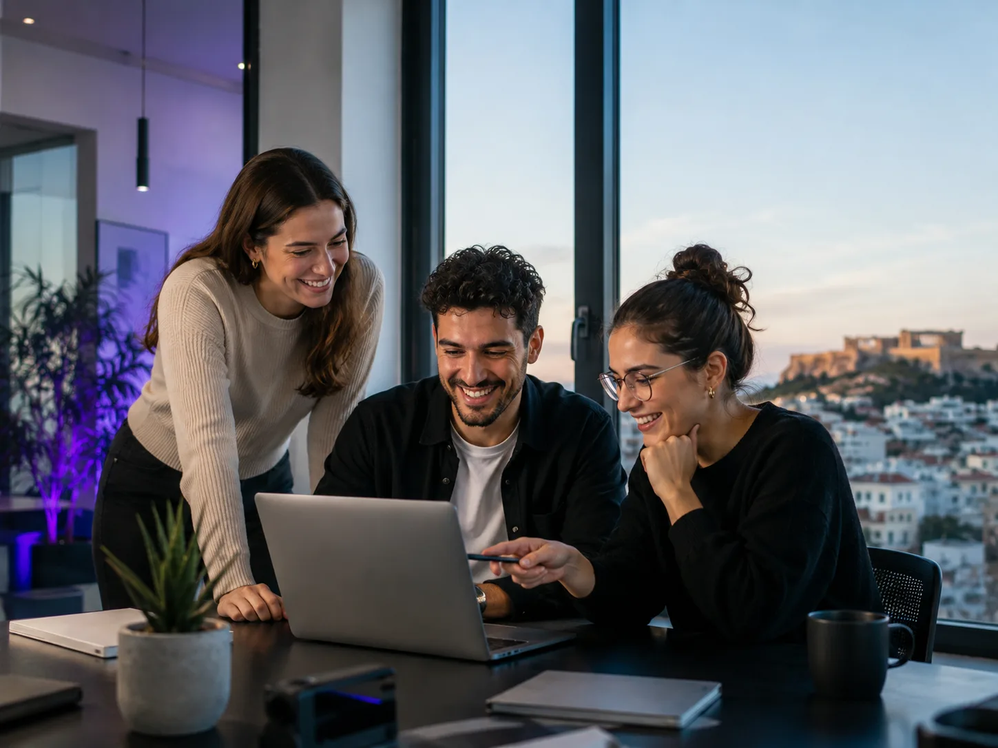 Τρεις web designers συνεργάζονται σε ένα σύγχρονο agency studio